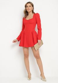 Born2be - Czerwona Koktajlowa Sukienka o Rozkloszowanym Kroju z Falbankami i Gorsetem Farian. Typ kołnierza: kołnierz z falbankami, dekolt gorset. Kolor: czerwony. Długość rękawa: długi rękaw. Typ sukienki: gorsetowe. Styl: wizytowy #4