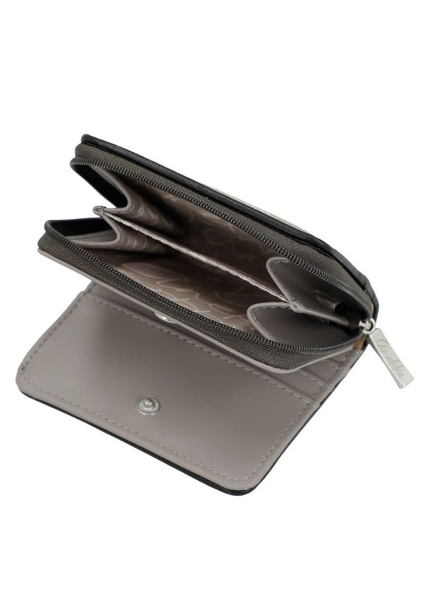 Portfel damski Anekke, z efektownym nadrukiem i metalowym logo zapinany na suwak wyposażony w przegrody na karty kieszeń na monety, brązowy, 42809-90. Kolor: brązowy. Wzór: nadruk