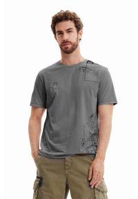 Desigual t-shirt bawełniany kolor czarny z nadrukiem. Okazja: na co dzień. Kolor: szary. Materiał: bawełna. Długość rękawa: krótki rękaw. Długość: krótkie. Wzór: nadruk. Styl: casual, klasyczny #1