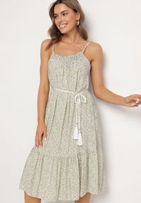 Born2be - Beżowa Rozkloszowana Sukienka z Bawełny w Kwiatowy Wzór Nilaretia. Okazja: na co dzień. Kolor: beżowy. Materiał: bawełna. Długość rękawa: na ramiączkach. Wzór: kwiaty. Sezon: lato. Typ sukienki: rozkloszowane. Styl: casual #6