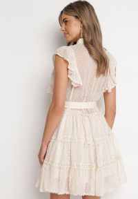 Born2be - Jasnobeżowa Koszulowa Sukienka Mini z Falbankami i Wiązanym Paskiem Divertire. Typ kołnierza: kołnierz z falbankami. Kolor: beżowy. Materiał: tkanina, materiał. Typ sukienki: koszulowe. Długość: mini #7