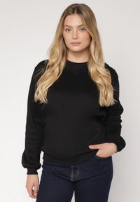 Born2be - Czarna Bluza z Bawełną Ozdobiona Przeszyciami Fezoria. Okazja: na co dzień. Kolor: czarny. Materiał: bawełna. Wzór: aplikacja. Styl: casual, klasyczny #5