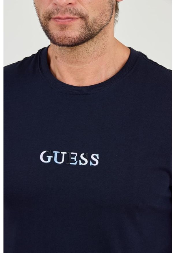 Guess - GUESS Granatowy t-shirt z haftowanym logo. Kolor: niebieski. Wzór: haft
