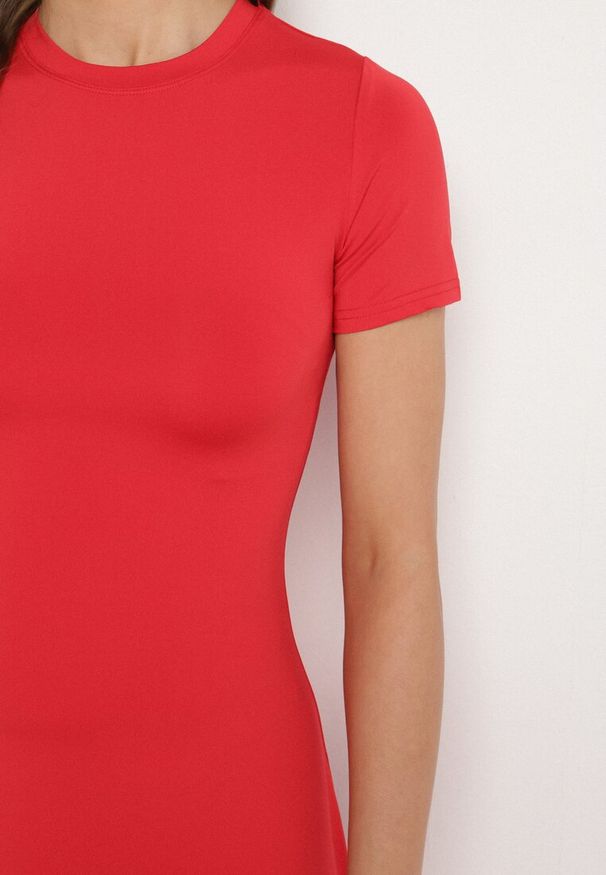 Born2be - Czerwona Sukienka o Taliowanym Kroju z Krótkim Rękawem Liravise. Okazja: na co dzień. Kolor: czerwony. Długość rękawa: krótki rękaw. Sezon: wiosna, lato. Typ sukienki: rozkloszowane. Styl: klasyczny, casual, elegancki