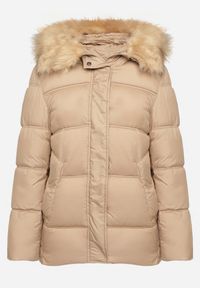 Born2be - Ciemnobeżowa Pikowana Kurtka Zimowa z Kieszeniami i Kapturem z Odpinanym Kołnierzem Ilisha. Okazja: na co dzień, na spacer. Kolor: beżowy. Materiał: dzianina, wełna, jeans, futro. Sezon: zima. Styl: casual, elegancki #6