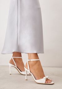 Born2be - Białe Eleganckie Sandały VICES na Szpilce z Kokardą i Aplikacją z Cyrkoniami Melirea. Okazja: do pracy, na spotkanie biznesowe. Zapięcie: pasek. Kolor: biały. Wzór: aplikacja. Obcas: na szpilce. Styl: elegancki #6