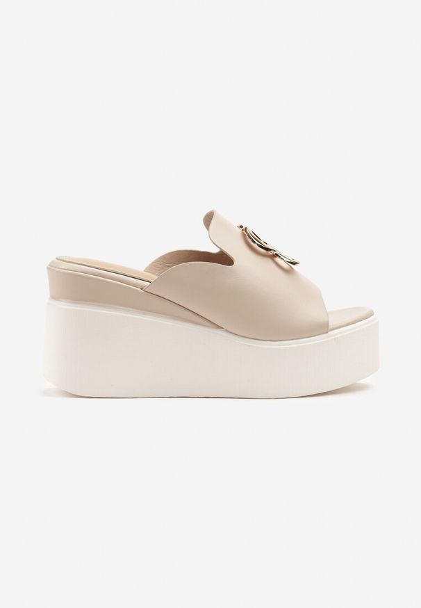 Born2be - Beżowe Klapki na Koturnie i Platformie z Metaliczną Ozdobą Stivana. Okazja: na co dzień. Kolor: beżowy. Wzór: aplikacja. Obcas: na koturnie. Styl: elegancki, casual, klasyczny