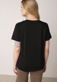 Born2be - Czarno-Biały Klasyczny T-shirt z Bawełny Zdobiony Aplikacją 3D w Kształcie Kwiatów Noebel. Okazja: na co dzień. Kolor: czarny. Materiał: bawełna. Wzór: aplikacja, kwiaty. Styl: klasyczny #8