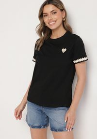 Born2be - Czarny T-shirt z Bawełny Ozdobiony Sercem Firiane. Okazja: na co dzień. Kolor: czarny. Materiał: bawełna. Wzór: aplikacja. Styl: klasyczny, casual #4