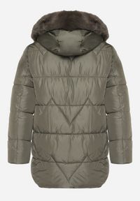 Born2be - Zielona Pikowana Kurtka z Kapturem z Futerkiem Tevea. Okazja: na spacer, do pracy, na spotkanie biznesowe. Typ kołnierza: kaptur. Kolekcja: plus size. Kolor: zielony. Materiał: futro. Styl: elegancki, klasyczny, biznesowy #6