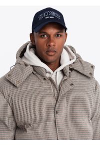 Ombre Clothing - Mocno ocieplana męska kurtka typu puffer w pepitkę – brązowa V1 OM-JAHP-0174 - XXL. Typ kołnierza: kołnierzyk stójkowy. Kolor: brązowy. Materiał: skóra, syntetyk, poliester, materiał. Długość: długie. Wzór: aplikacja #4