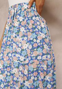 Renee - Niebieska Bawełniana Spódnica Maxi z Troczkiem i Printem w Kwiaty Yibji. Kolor: niebieski. Materiał: bawełna. Wzór: kwiaty, nadruk. Styl: boho
