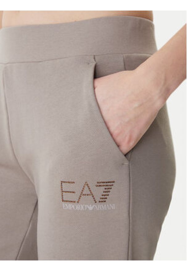 EA7 Emporio Armani Spodnie dresowe 7W000538 AF15831 Brązowy Regular Fit. Kolor: brązowy. Materiał: bawełna