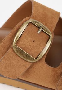 Born2be - Ciemnobrązowe Klapki VICES z Dwoma Paskami i Metalicznymi Klamrami Kaliniassi. Nosek buta: otwarty. Kolor: brązowy. Materiał: skóra, zamsz. Wzór: aplikacja. Sezon: lato. Obcas: na obcasie. Wysokość obcasa: niski #8