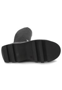 Czarne Kozaki Artiker Damskie Wygodne Modne Buty. Zapięcie: bez zapięcia. Kolor: czarny. Materiał: skóra, materiał. Szerokość cholewki: normalna. Sezon: zima, jesień. Obcas: na platformie. Styl: elegancki #4