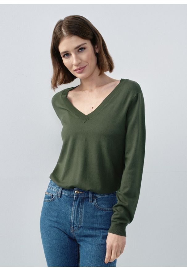 Ochnik - Zielony sweter z dekoltem V-neck. Typ kołnierza: dekolt w kształcie V. Kolor: zielony. Materiał: wiskoza. Długość: długie. Wzór: gładki