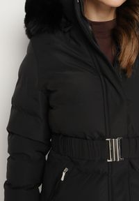 Born2be - Czarna Pikowana Kurtka z Paskiem w Talii i Kapturem Daicy. Okazja: na co dzień. Kolor: czarny. Materiał: jeans. Styl: elegancki, casual, klasyczny #6