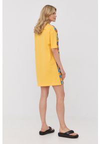 Love Moschino sukienka bawełniana kolor żółty mini oversize. Kolor: żółty. Materiał: bawełna. Długość rękawa: krótki rękaw. Typ sukienki: oversize. Długość: mini