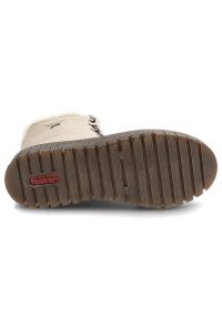 Botki damskie Rieker, cholewka z gładkiej skóry naturalnej z wysoką cholewką i sznurowaniem oraz miękkim obszyciem przy krawędzi gruba podeszwa z wyr. Wysokość cholewki: przed kolano. Kolor: beżowy. Materiał: futro, syntetyk, skóra ekologiczna. Szerokość cholewki: normalna. Wzór: gładki. Obcas: na platformie #5