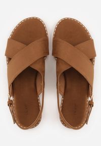 Born2be - Brązowe Sandały VICES z Paskami w Kształcie X z Imitacji Zamszu Laraida. Okazja: na co dzień. Zapięcie: pasek. Kolor: brązowy. Materiał: zamsz. Wzór: paski. Sezon: lato. Styl: casual, elegancki #2