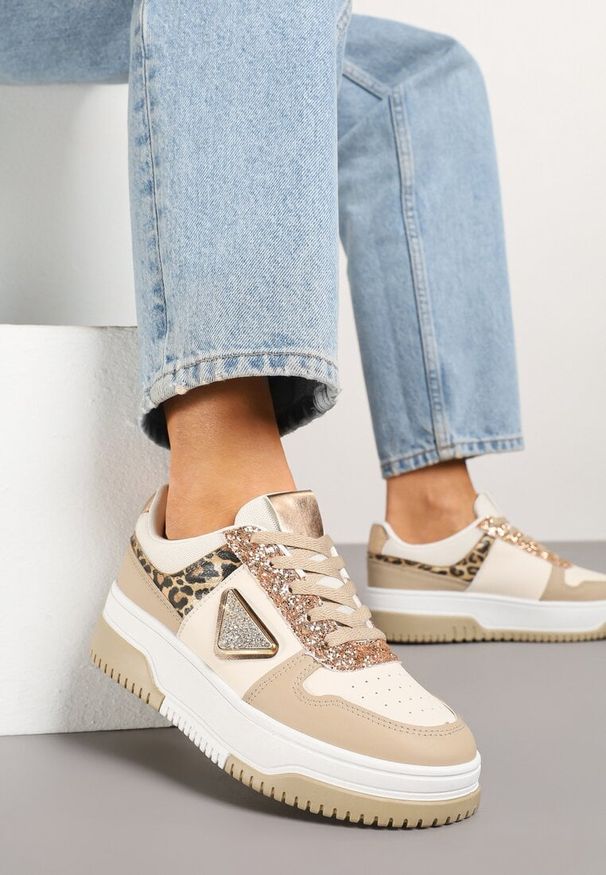Renee - Ciemnobeżowe Sneakersy z Perforacją Cyrkoniami i Brokatem Tillidara. Okazja: na co dzień. Zapięcie: sznurówki. Kolor: beżowy. Materiał: jeans. Wzór: aplikacja. Sezon: lato, wiosna
