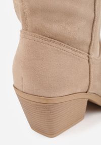 Born2be - Ciemnobeżowe Gładkie Kozaki Kowbojki z Imitacji Zamszu na Stożkowym Obcasie Karelia. Okazja: na co dzień. Kolor: beżowy. Materiał: zamsz. Wzór: gładki. Obcas: na obcasie. Styl: boho, elegancki, klasyczny, casual. Wysokość obcasa: średni #8
