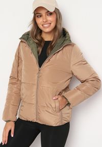 Born2be - Ciemnobeżowa Dwustronna Pikowana Kurtka z Kapturem Ściągana przy Rękawach Nevelas. Okazja: na co dzień, na spacer. Typ kołnierza: kaptur. Kolor: beżowy. Materiał: jeans. Wzór: aplikacja. Styl: casual, elegancki, sportowy #1