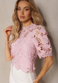 Renee - Różowa Bluzka ze Stójką z Ażurowej Koronki Nariras. Okazja: na co dzień. Typ kołnierza: kołnierzyk stójkowy. Kolor: różowy. Materiał: koronka. Wzór: ażurowy, koronka. Sezon: lato, wiosna. Styl: casual #5