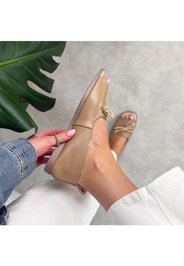 DiA - Beżowe skórzane płaskie sandały damskie Dia 9019. Okazja: na co dzień. Kolor: beżowy. Materiał: skóra. Sezon: wiosna, lato. Obcas: na płaskiej podeszwie. Styl: casual