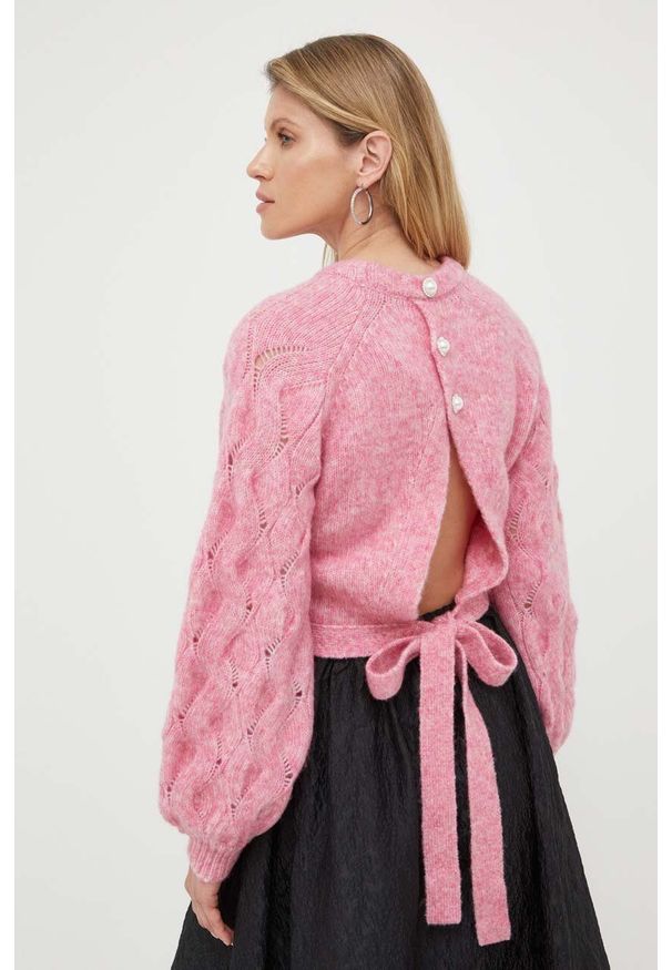Custommade sweter wełniany Tilia damski kolor różowy. Okazja: na co dzień. Kolor: różowy. Materiał: wełna. Długość rękawa: raglanowy rękaw. Długość: krótkie. Styl: casual