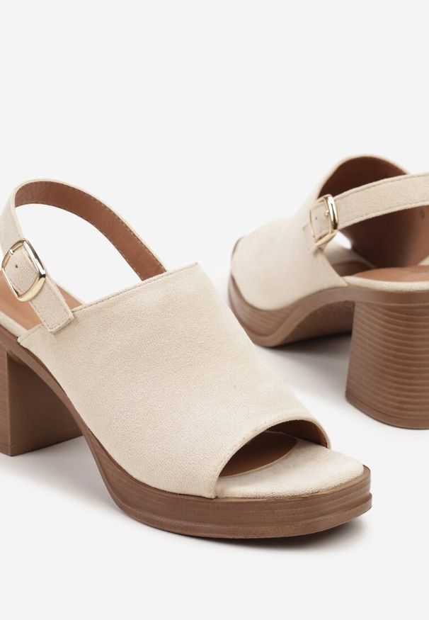 Born2be - Beżowe Sandały Drewniaki na Słupku z Paskiem z Klamerką Kosivelle. Okazja: na imprezę, na co dzień. Nosek buta: otwarty. Zapięcie: pasek. Kolor: beżowy. Materiał: len. Sezon: lato. Obcas: na słupku. Styl: elegancki, casual