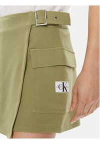 Calvin Klein Jeans Szorty materiałowe J20J223461 Zielony Regular Fit. Kolor: zielony. Materiał: syntetyk