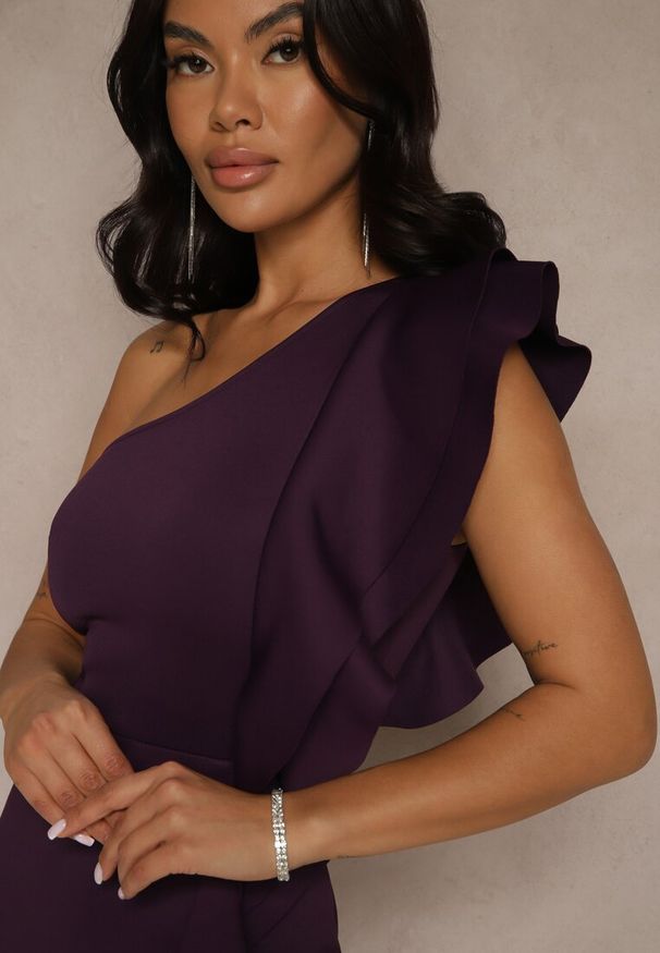 Renee - Fioletowa Sukienka na Jedno Ramię z Falbaną Lenoska. Okazja: na imprezę. Kolor: fioletowy. Sezon: lato. Typ sukienki: asymetryczne. Styl: elegancki, klasyczny