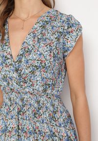 Born2be - Niebieska Bawełniana Sukienka z Gumką w Talii w Kwiatowy Wzór Bomalia. Typ kołnierza: kołnierz z falbankami. Kolor: niebieski. Materiał: bawełna. Wzór: kwiaty. Sezon: lato #4