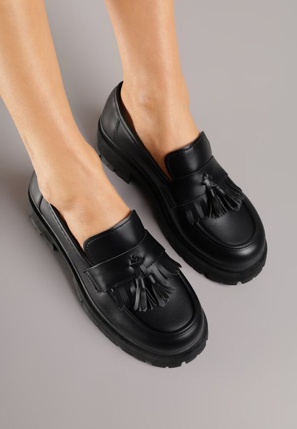 Renee - Czarne Mokasyny na Platformie Ozdobione Frędzlami Sewrisa. Kolor: czarny. Materiał: jeans. Wzór: aplikacja. Obcas: na platformie