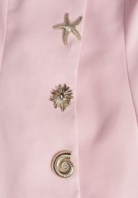 Renee - Różowa Sukienka Taliowana Rozkloszowana z Ozdobnymi Złotymi Guzikami i Wiązaniem na Szyi Argica. Okazja: na co dzień. Kolor: różowy. Materiał: poliester, jeans. Sezon: lato. Styl: casual, elegancki, klasyczny #8