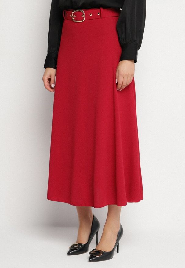 Born2be - Bordowa Rozkloszowana Spódnica z Wysokim Stanem Ozdobiona Paskiem z Klamrą Lobir. Okazja: na co dzień. Stan: podwyższony. Kolor: czerwony. Materiał: jedwab. Wzór: aplikacja. Styl: elegancki, casual