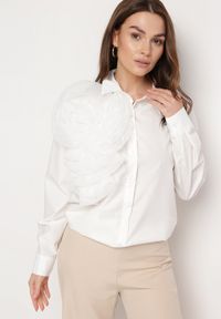 Born2be - Biała Koszula o Klasycznym Fasonie z Aplikacją z Przeźroczystej Tkaniny Tizza. Kolor: biały. Materiał: tkanina. Wzór: aplikacja. Styl: klasyczny #3