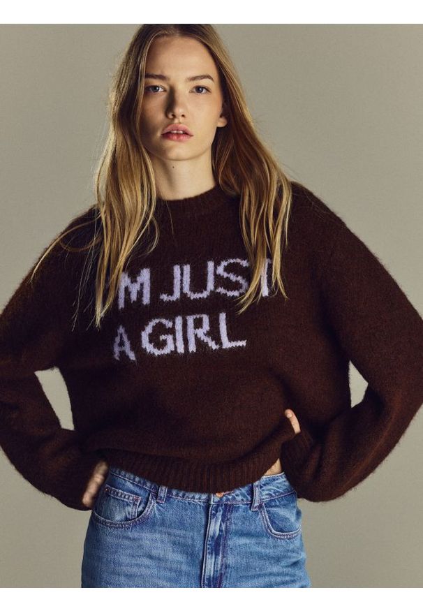 Reserved - Sweter z napisem - brązowy. Kolor: brązowy. Materiał: wełna, dzianina. Wzór: napisy