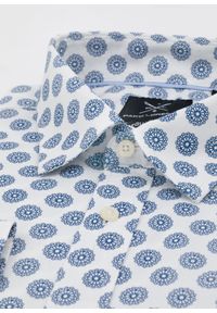 Pako Lorente - PAKO LORENTE – Biała koszula męska w niebieski wzór P21WF-1X-149-B. Typ kołnierza: kołnierzyk klasyczny. Kolor: niebieski, biały, wielokolorowy. Materiał: elastan, bawełna. Długość rękawa: długi rękaw. Długość: długie. Styl: klasyczny #2