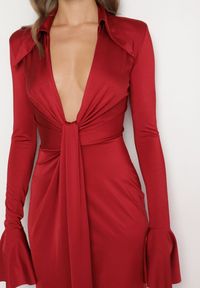 Born2be - Bordowa Koktajlowa Sukienka z Usztywnioną Linią Ramion i Rozkloszowanymi Rękawami Semirienne. Kolor: czerwony. Wzór: aplikacja. Styl: wizytowy #6