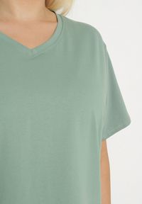Born2be - Zielony T-shirt z Bawełny z Dekoltem w Serek Aveltebia. Typ kołnierza: dekolt w serek. Kolor: zielony. Materiał: bawełna. Sezon: lato. Styl: klasyczny #5