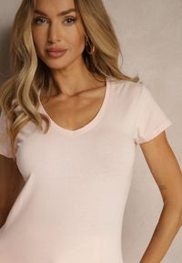 Renee - Różowy Bawełniany T-shirt z Trójkątnym Dekoltem Linalitia. Okazja: na co dzień. Kolor: różowy. Materiał: bawełna. Styl: casual #4