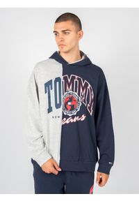 TOMMY HILFIGER - Tommy Jeans Bluza | DM0DM12935 | Mężczyzna | Granatowy. Okazja: na co dzień. Typ kołnierza: kaptur. Kolor: niebieski. Materiał: bawełna. Wzór: nadruk. Styl: casual #3