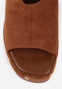 Renee - Brązowe Klapki na Koturnie z Imitacji Drewna z Cholewką Zdobioną Nitami Elincia. Okazja: na co dzień, na plażę. Kolor: brązowy. Materiał: jeans, zamsz. Wzór: aplikacja. Sezon: lato. Obcas: na koturnie. Styl: boho, casual, elegancki #7