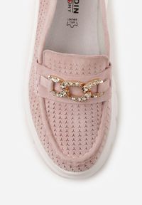 Renee - Różowe Perforowane Mokasyny ze Skóry Naturalnej z Aplikacją na Platformie Heilarta. Kolor: różowy. Materiał: skóra. Szerokość cholewki: normalna. Wzór: aplikacja. Obcas: na platformie #7