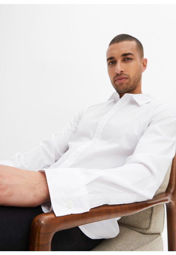 bonprix - Koszula biznesowa ze stretchem, Slim Fit. Okazja: na spotkanie biznesowe. Kolor: biały. Materiał: materiał, bawełna. Długość rękawa: długi rękaw. Długość: długie. Styl: biznesowy