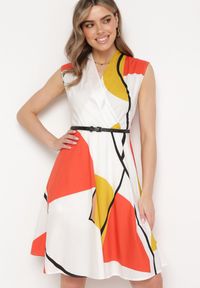 Born2be - Beżowo-Żółta Bawełniana Sukienka z Kopertowym Dekoltem o Rozkloszowanym Kroju z Paskiem z Ekoskóry Avelona. Typ kołnierza: dekolt kopertowy. Kolor: beżowy. Materiał: bawełna. Długość rękawa: krótki rękaw. Typ sukienki: kopertowe #3