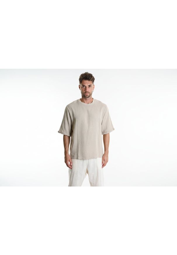 Xagon T-shirt | P26082V 1004T | Mężczyzna | Beżowy. Okazja: na co dzień. Kolor: beżowy. Materiał: bawełna, len. Długość: długie. Wzór: gładki. Styl: casual, elegancki
