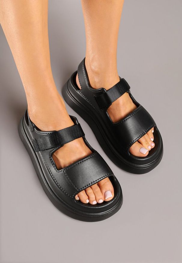 Born2be - Czarne Piankowe Sandały Chunky na Grubej Podeszwie z Zapięciem na Rzep Obenae. Okazja: na co dzień. Zapięcie: rzepy. Kolor: czarny. Sezon: lato. Styl: casual